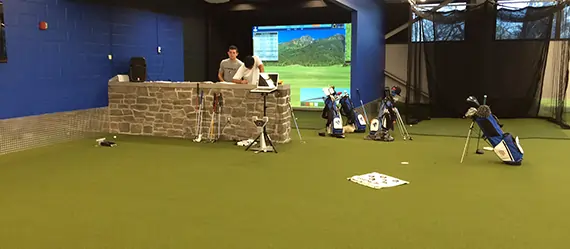Commercial indoor golf green installed by SYNLawn