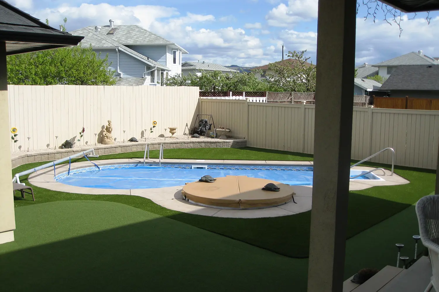 synlawn-cc-pool-area-artificial-grass-2 Artificial grass pool area from SYNLawn Central Coast