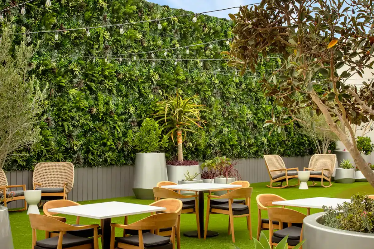 synlawn-cc-green-walls-img-6
