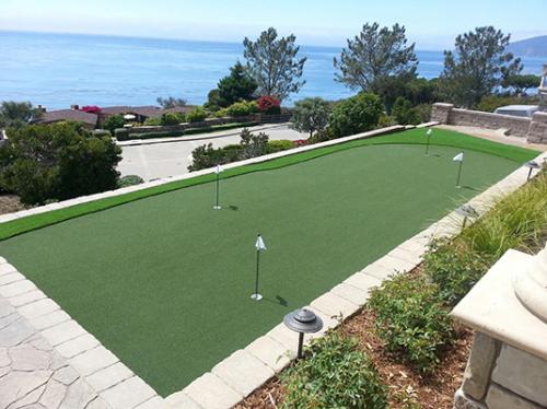 residential golf green installed by SYNLawn